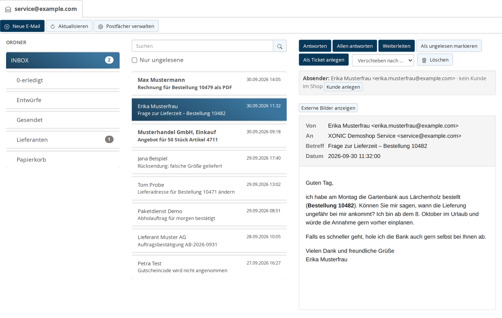 Postfach im xoCRM mit Ordnerliste, E-Mail-Liste und geöffneter Kundenanfrage samt Knöpfen zum Antworten, Weiterleiten und Anlegen eines Tickets
