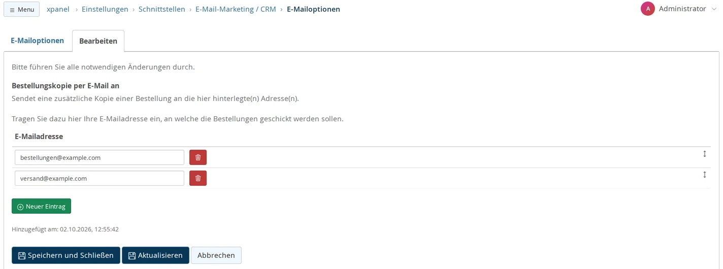 Einstellungen → Schnittstellen → E-Mail-Marketing / CRM → E-Mailoptionen, Reiter „Bearbeiten“ für „Bestellungskopie per E-Mail an“: zwei Zeilen mit bestellungen@example.com und versand@example.com, je mit rotem Löschknopf, darunter der grüne Knopf „Neuer Eintrag“ sowie „Speichern und Schließen“, „Aktualisieren“ und „Abbrechen“