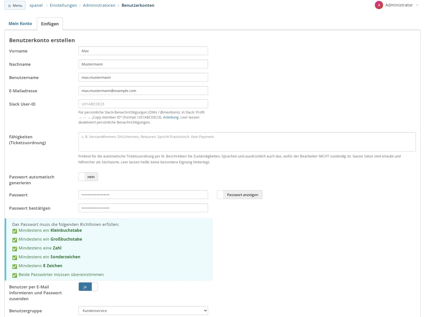 Formular „Benutzerkonto erstellen“ mit Vorname Max, Nachname Mustermann, Benutzername max.mustermann, E-Mailadresse max.mustermann@example.com, leeren Feldern Slack User-ID und Fähigkeiten, „Passwort automatisch generieren“ auf nein, ausgefüllten Passwortfeldern mit grün abgehakten Passwort-Richtlinien, „Benutzer per E-Mail informieren und Passwort zusenden“ auf ja und Benutzergruppe Kundenservice