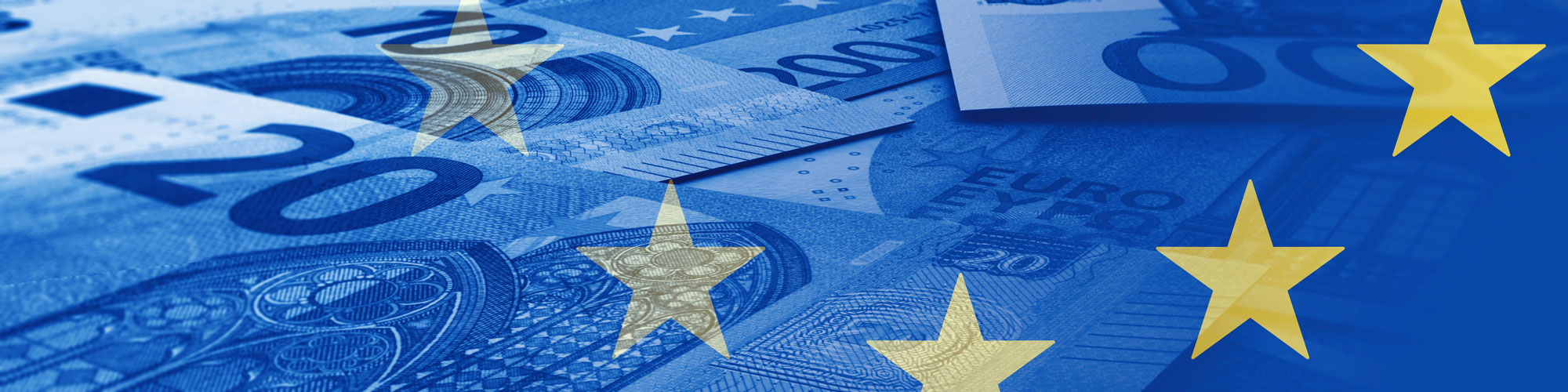 Blau eingefärbte Euro-Banknoten mit den gelben Sternen der EU